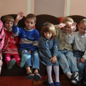 Kinder im Waisenhaus Radun